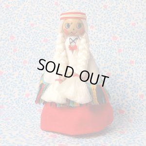 画像1: エストニア　ヴィンテージ人形　赤いスカートに白いショール　Ａ