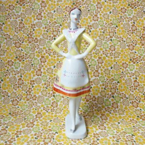 画像1: ハンガリー　ヴィンテージフィギュア　ホロハーザ　黄色いドレス