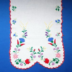 画像1: ハンガリー　ヴィンテージ　刺繍ロングマット　お花たちとパプリカ