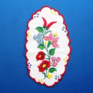 画像1: ハンガリー　ヴィンテージ　刺繍ドイリー　縦長　赤い花とパプリカ　29cm