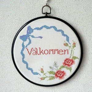 画像1: スウェーデン　ヴィンテージ　刺繍壁掛け　Valkommen　丸型