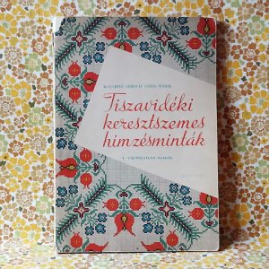 画像: ハンガリー　ヴィンテージ　刺繍パターン本　「TISZAVIDEKI KERESZTSZEMES HIMZESMINTAK」 第4版