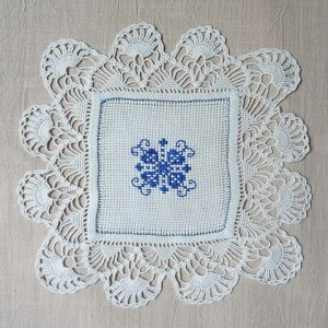 画像: ハンガリー　ヴィンテージ　刺繍ドイリー　レース編み　21cm