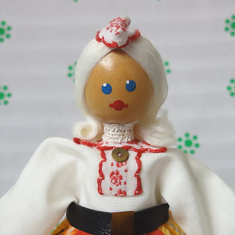 画像: エストニア　ヴィンテージ　木のお人形　赤いエプロン