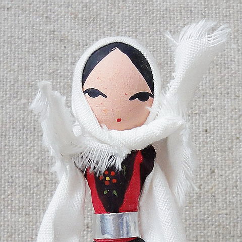 画像: ブルガリア　ヴィンテージ人形　白いスカーフ黒いエプロン
