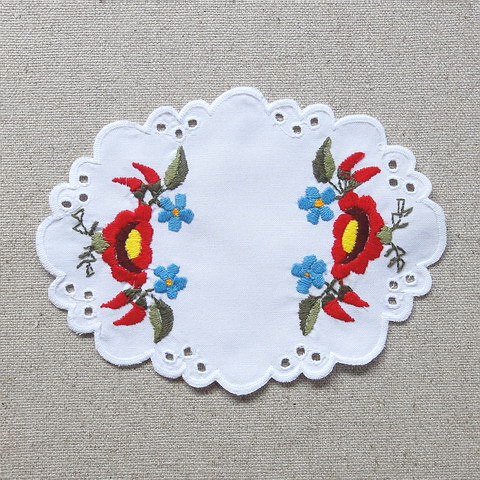 画像: ハンガリー　刺繍ミニドイリー　赤い花・白いフチ　B