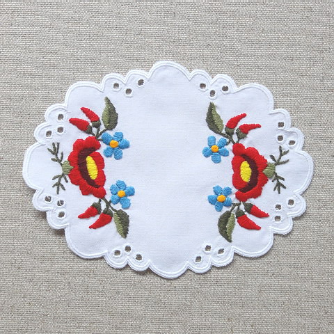 画像1: ハンガリー　刺繍ミニドイリー　赤い花・白いフチ　B