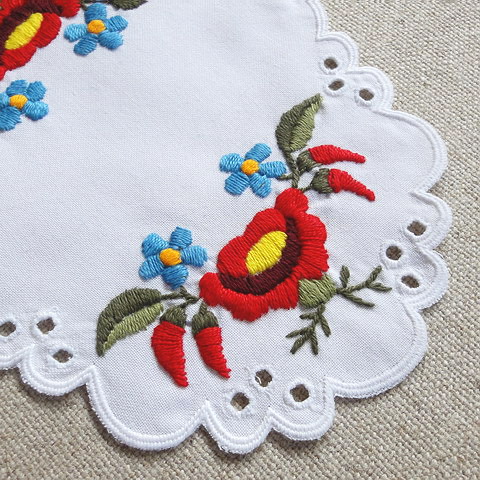 画像: ハンガリー　刺繍ミニドイリー　赤い花・白いフチ　B