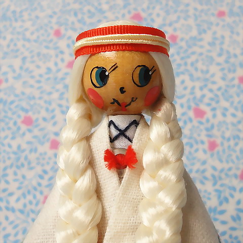 画像: エストニア　ヴィンテージ人形　赤いスカートに白いショール　Ａ