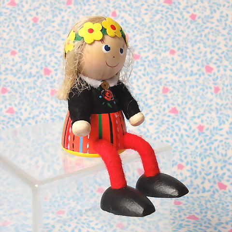 画像1: エストニア　ヴィンテージ人形　座った女の子　黄色の花かんむり
