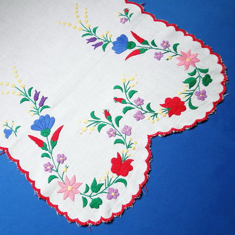 画像: ハンガリー　ヴィンテージ　刺繍ロングマット　お花たちとパプリカ
