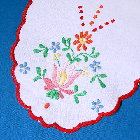画像: ハンガリー　ヴィンテージ　刺繍ドイリー　ピンクの花　オーバル　38cm