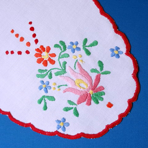 画像: ハンガリー　ヴィンテージ　刺繍ドイリー　ピンクの花　オーバル　38cm