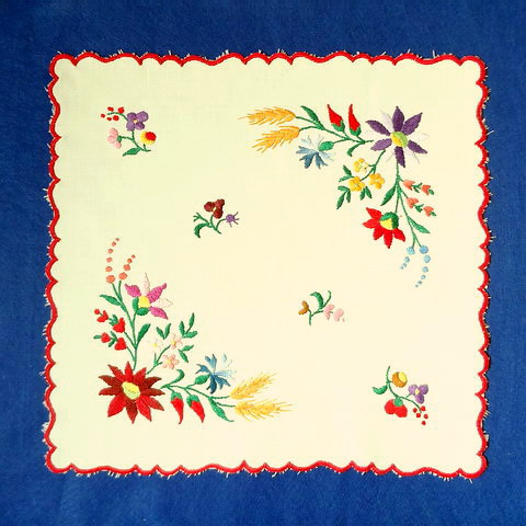 画像1: ハンガリー　ヴィンテージ　刺繍ドイリー　お花とパプリカ　32.5cm