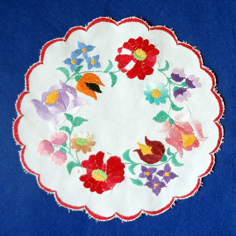 画像: ハンガリー　ヴィンテージ　刺繍ドイリー　グラデーションの花　21.5cm