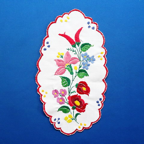 画像: ハンガリー　ヴィンテージ　刺繍ドイリー　縦長　赤い花とパプリカ　29cm