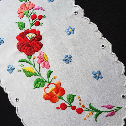 画像: ハンガリー　オールド　刺繍ドイリー　連なるお花たち　38.5cm