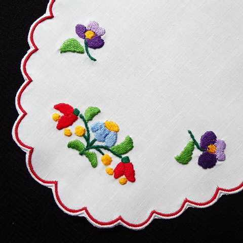画像: ハンガリー　オールド　刺繍ミニドイリー　小さな花たち　20.5cm