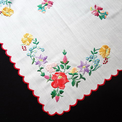 画像: ハンガリー　オールド刺繍テーブルクロス　鮮やかなお花たち　75cm　