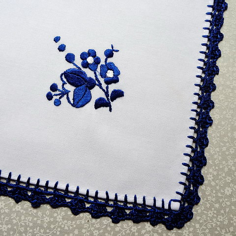 画像: ハンガリー　刺繍ハンカチ　ネイビーブルーｘホワイト　41cm