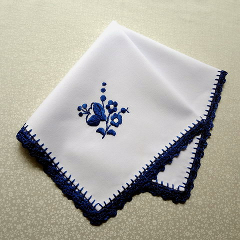 画像1: ハンガリー　刺繍ハンカチ　ネイビーブルーｘホワイト　41cm
