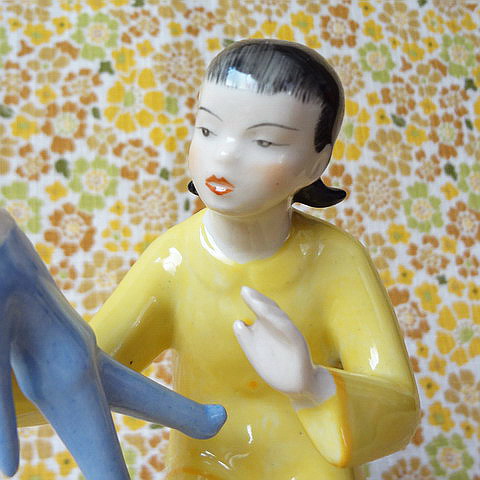 画像: ハンガリー　DRASCHE　ヴィンテージフィギュア　お人形を持った女の子