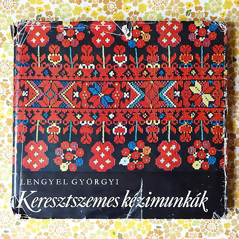 画像1: ハンガリー　ヴィンテージ刺繍本　「KERESZTSZEMES KEZIMUNKAK」 1970