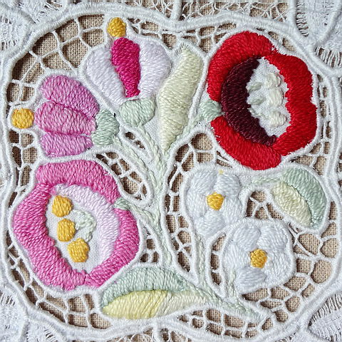 画像: ハンガリー　ヴィンテージ　刺繍ドイリー　赤やピンクのお花　スクエア　14cm