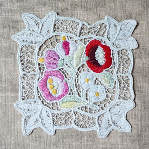 画像1: ハンガリー　ヴィンテージ　刺繍ドイリー　赤やピンクのお花　スクエア　14cm