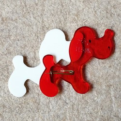 画像: ロシアンプラバッジ　２匹のいぬ　赤と白 