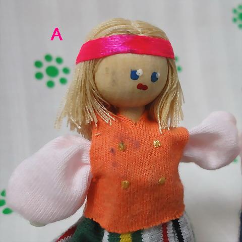 画像: 【蚤の市】エストニア　ヴィンテージ　木製人形ミニ　しましまスカート